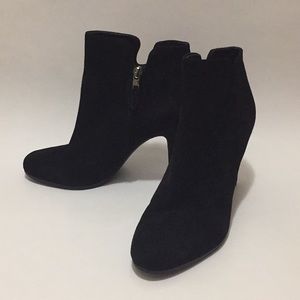 SUMPTUOUS SAM EDELMAN BLACK SUEDE BOOTIES W/zipper
